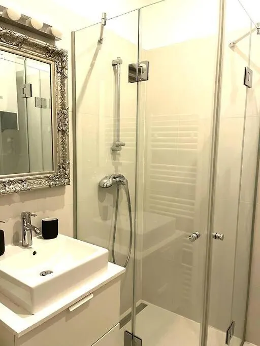 Zentrales Apartment Mit Balkon Vienna